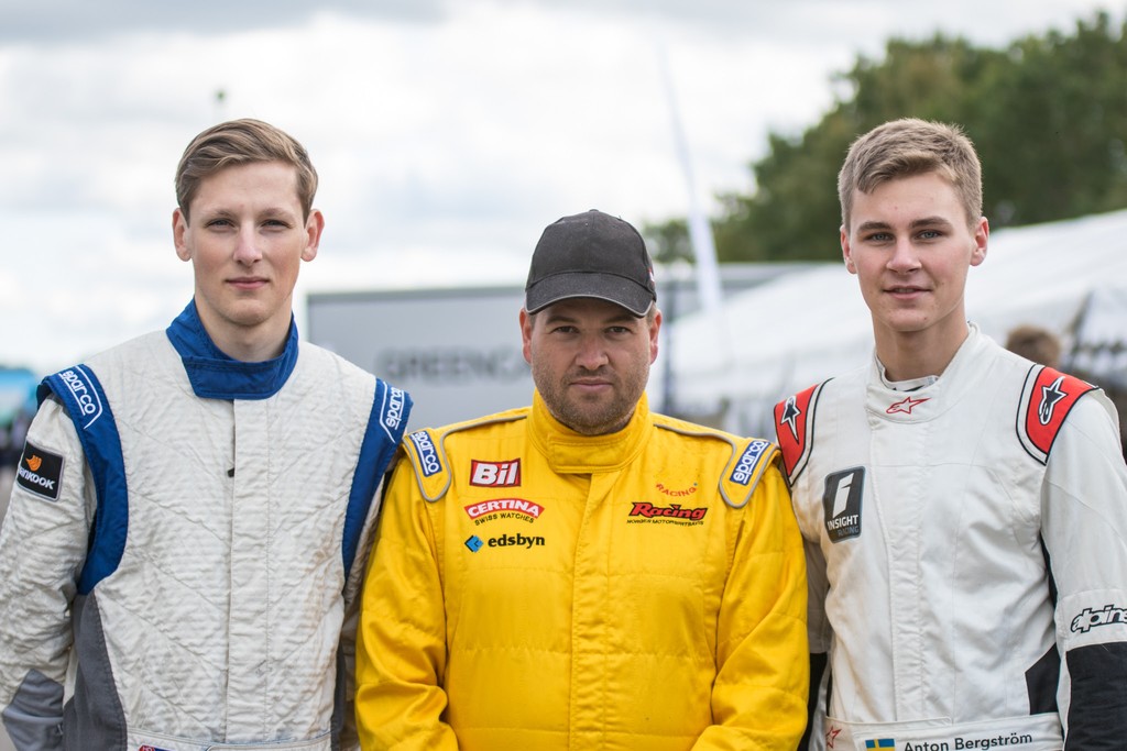 Thomas Faraas' gule dragt fra nordmandens DTC-tid kostede finaleresultatet - men mesterskabet var sikret inden da. Mandag er Faraas (midten), samt Erik Bertilsson (venstre) og Anton Bergström (højre) til test på svenske Gelleråsen. Her skal de prøve en TCR-racer fra det svenske SEAT-team, PWR. DS3 Cuppen har også en fjerde mand med i testen i form af svenske Isac Aronsson.
(Foto: Niklas Majgaard)
